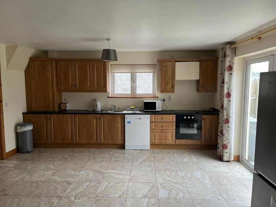Modern 4 Bed House In Town Tubbercurry Exterior foto